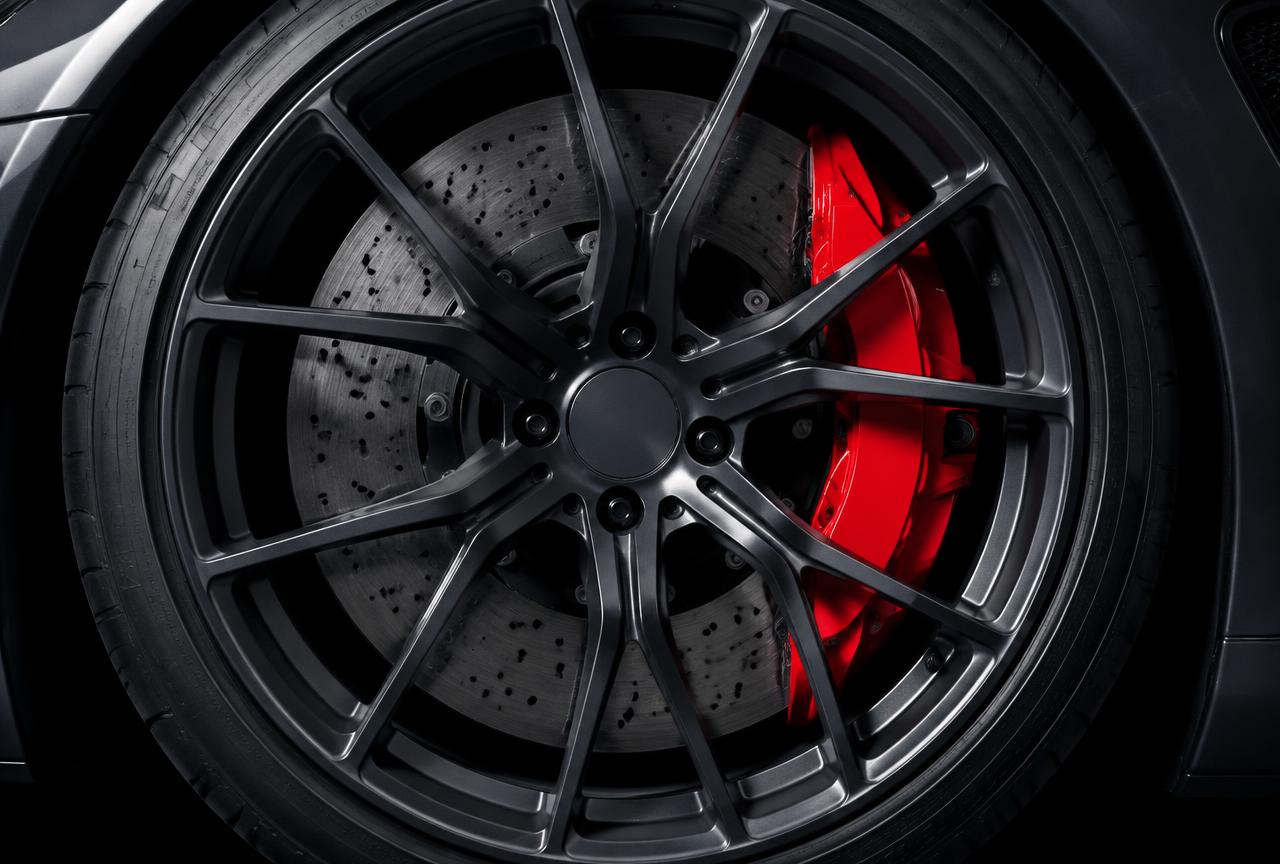 Detail van een sportvelg met remklauw
